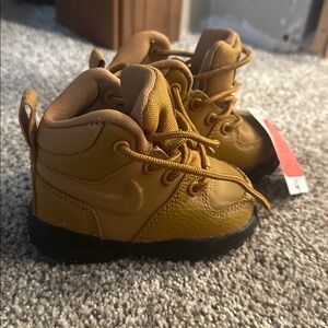 Nike Kids Boots in Golden Yellow